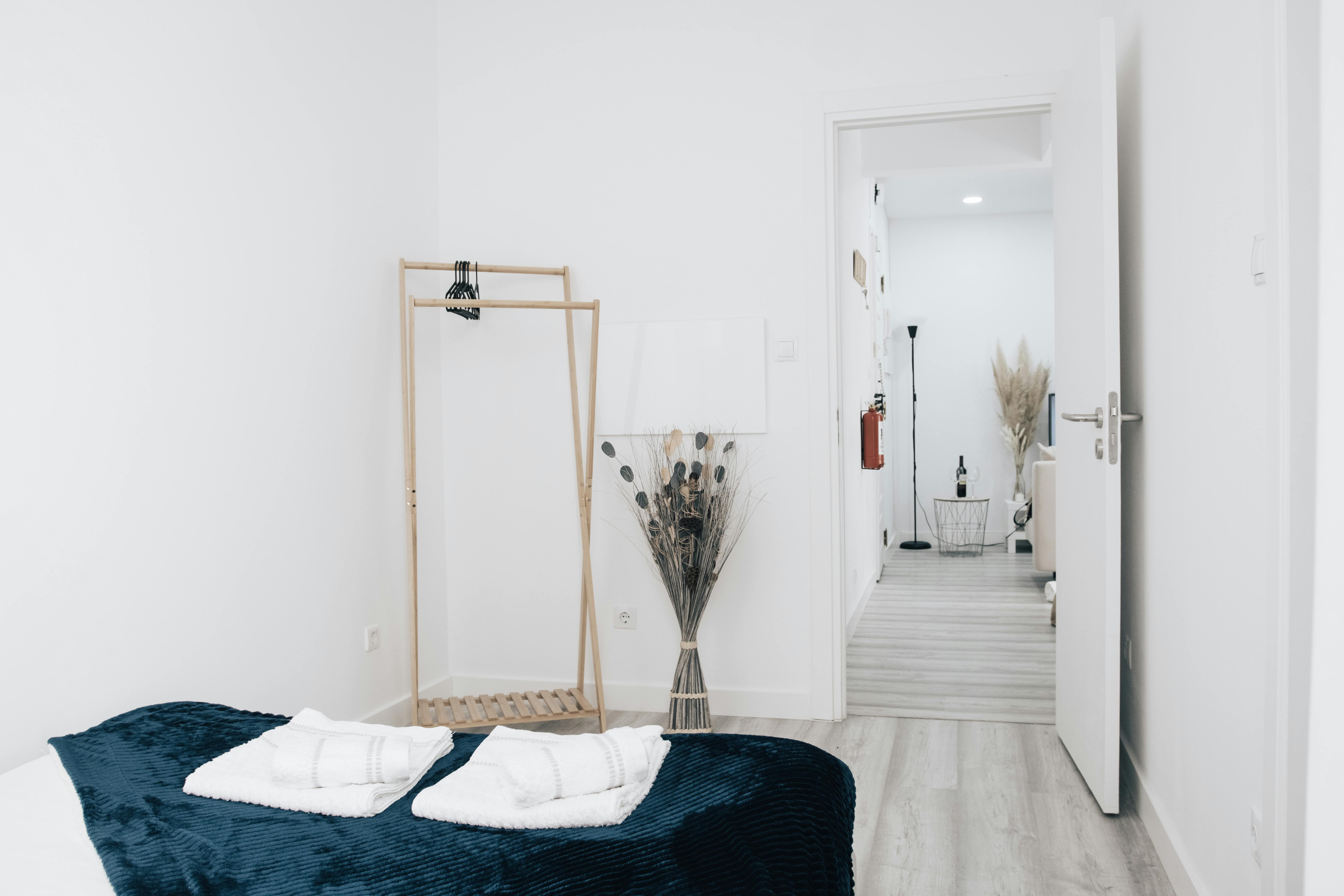 Schlichte Altbau-Zimmertür mit umlaufender Dichtung und reduziertem Spalt zum Flur