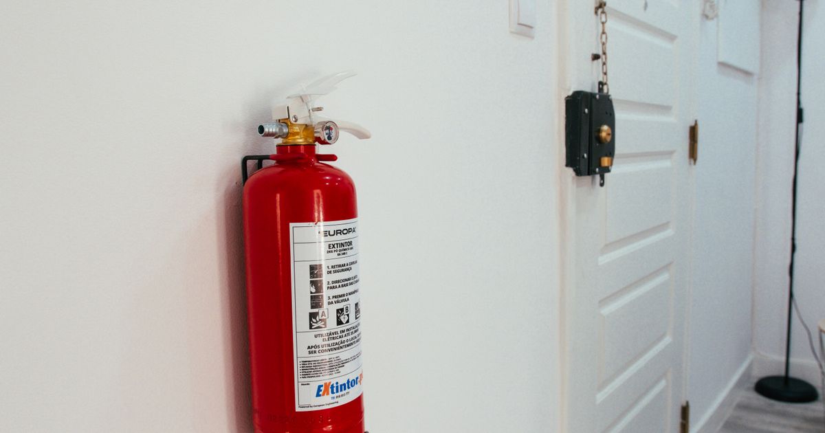 Extincteur dans le couloir d'un immeuble résidentiel