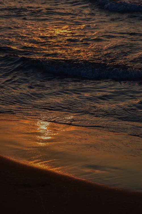 akşam karanlığı, deniz, deniz kıyısı içeren Ücretsiz stok fotoğraf