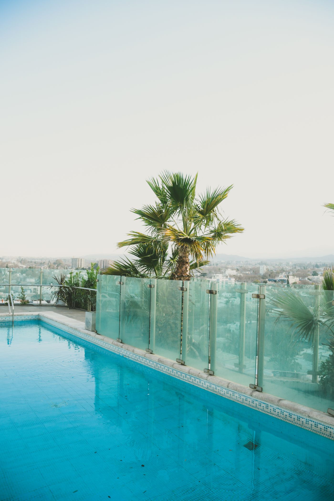 Piscina no rooftop do edifício