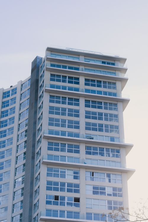 Free Contemporary high-rise apartment building with glass windows and urban architecture. Stock Photo