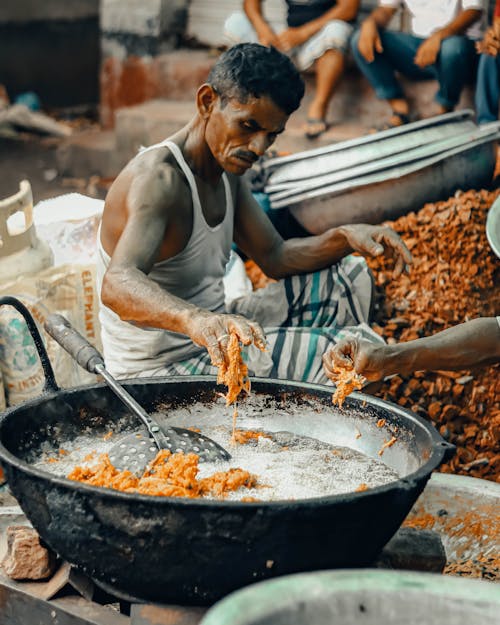 A man making Bangladehi traditional street food 