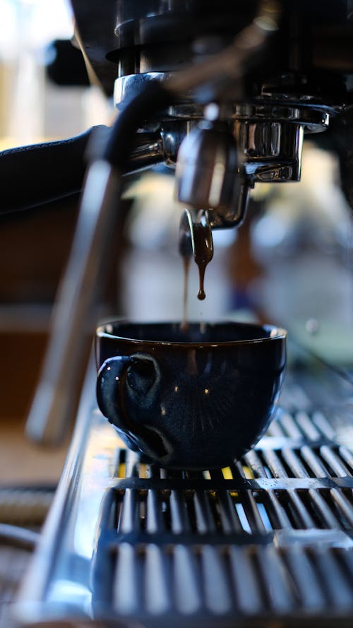 Kostenloses Stock Foto zu café, espresso, gießen