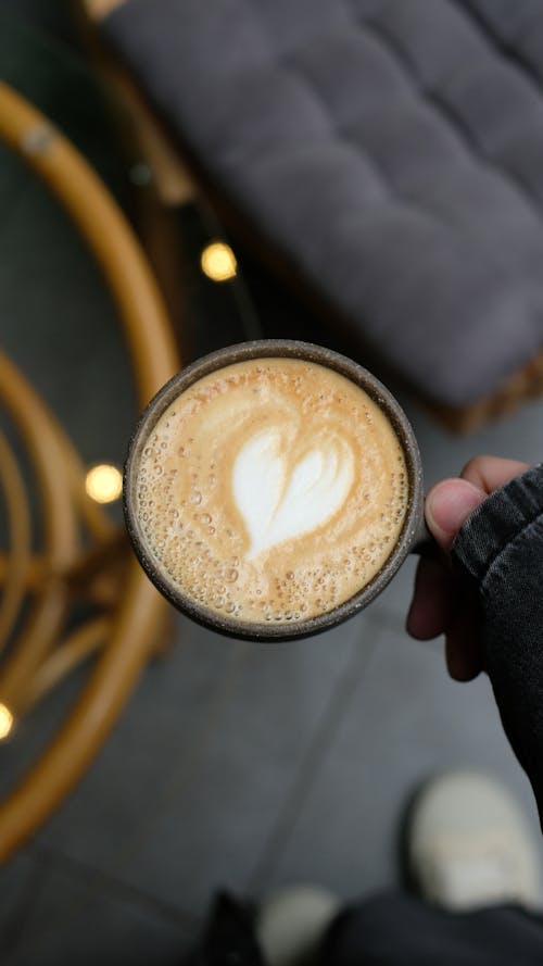 Kostenloses Stock Foto zu aufsicht, cappuccino, hand