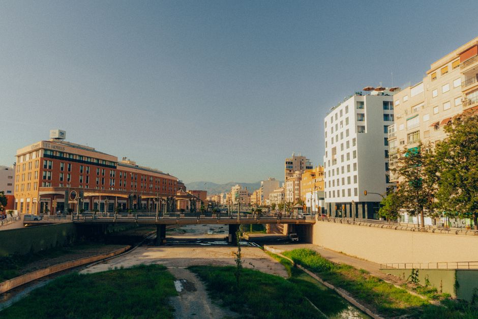 Capturada en Málaga, esta foto muestra un lecho de río seco entre estructuras urbanas bajo un cielo despejado.