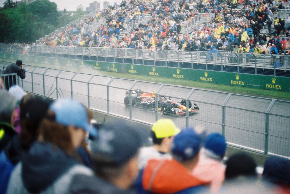 Formula 1 pist kenarında heyecanla izleyen taraftarlar kalabalığı