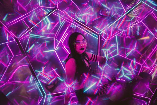 Futuristisches Lichter & Neon – Atemberaubendes Cyberpunk-Motiv (von Sid Dalal, 7008×4672, #18076567)