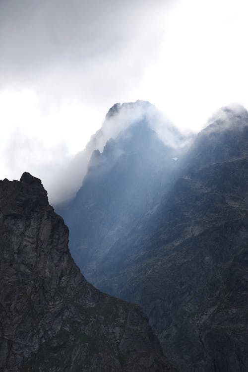 bulutlar, dağlar, dikey atış içeren Ücretsiz stok fotoğraf
