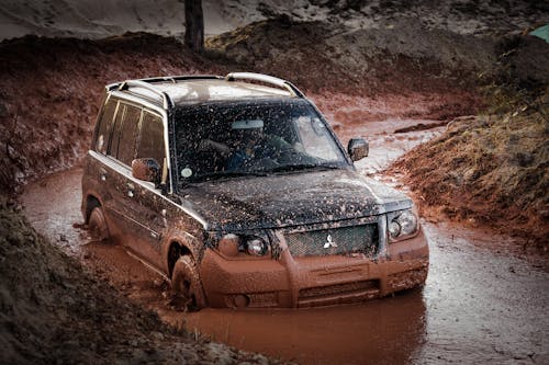 Mitsubishi Pajero in Mud