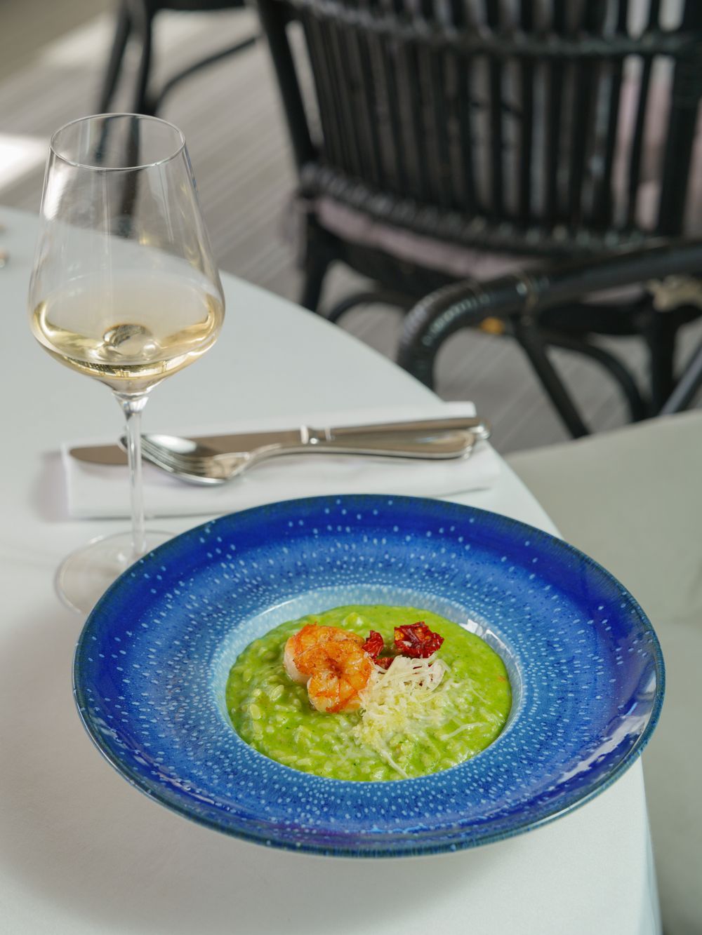 Plat gastronomique servi avec un verre de vin blanc