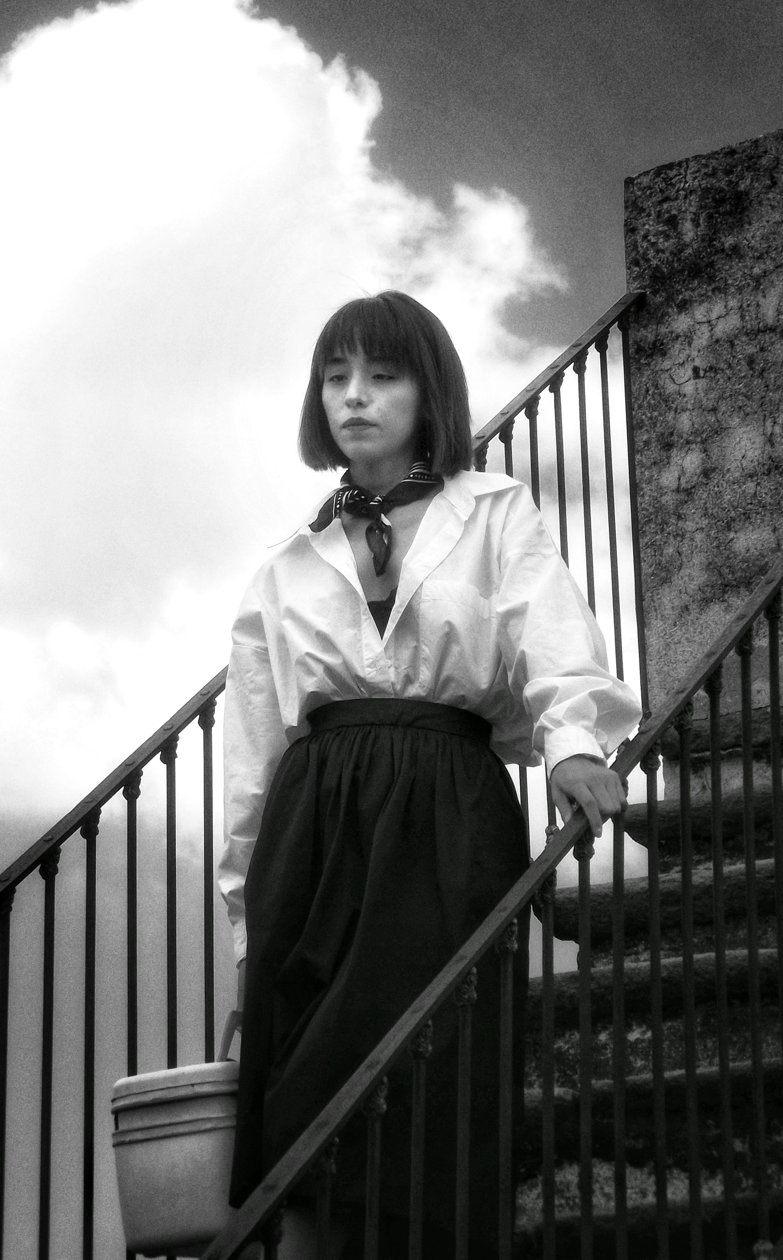 Gratis Donna In Camicia In Piedi Sulle Scale In Bianco E Nero Foto a disposizione