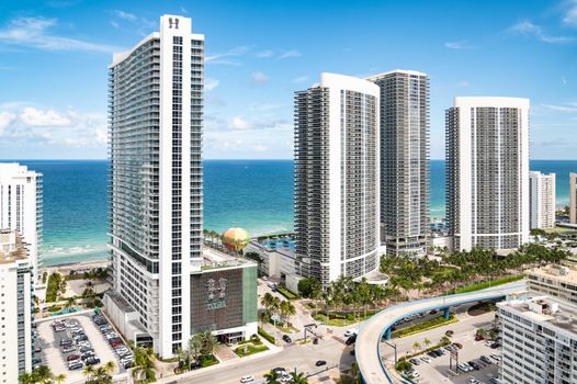 Vuelo FPV sobre propiedad inmobiliaria en Bucaramanga — vista aérea