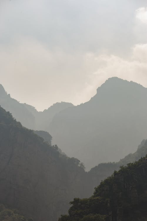 Бесплатное стоковое фото с вертикальный выстрел, горизонт, горы