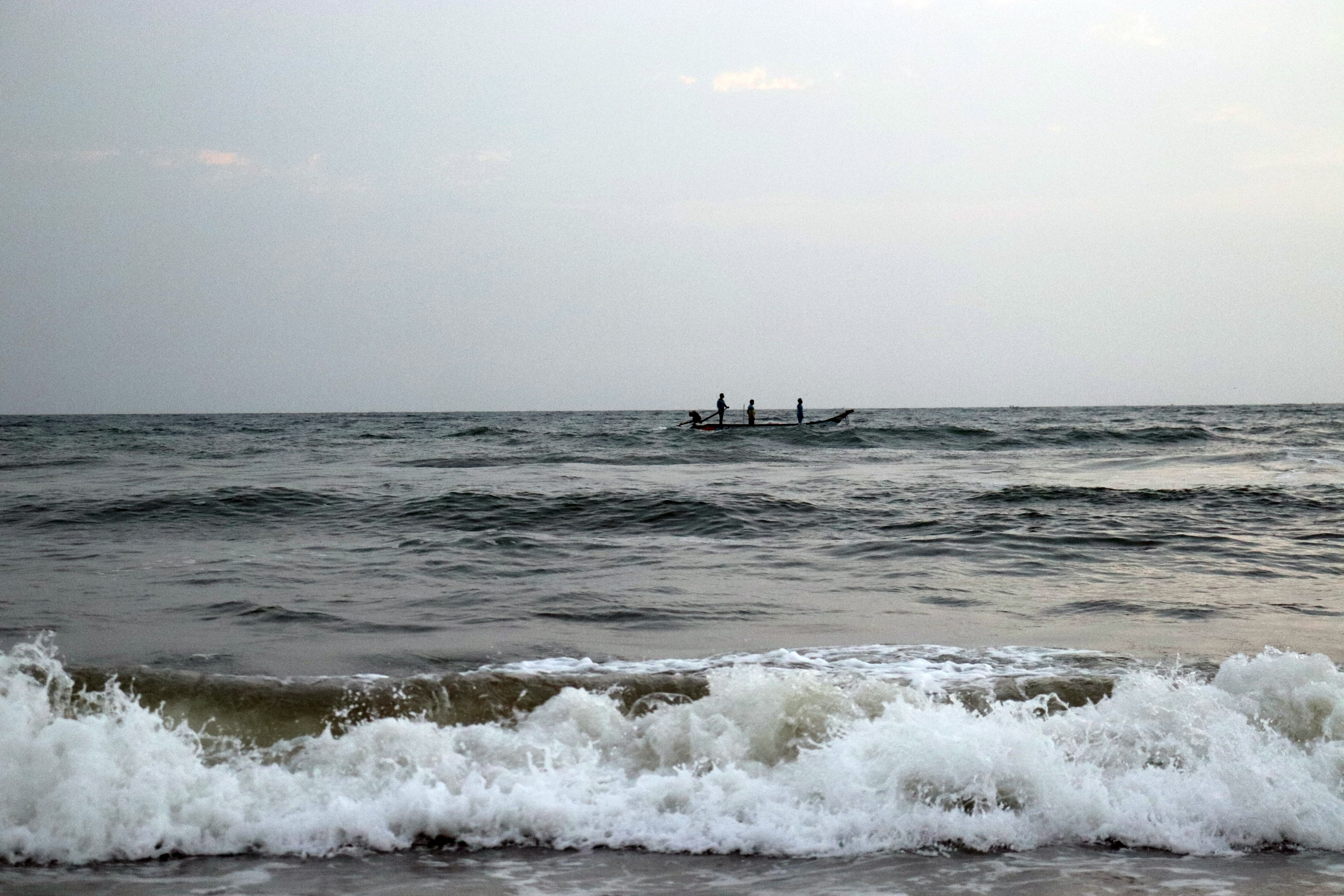 People on a Canoe and the Tide Coming In · Free Stock Photo