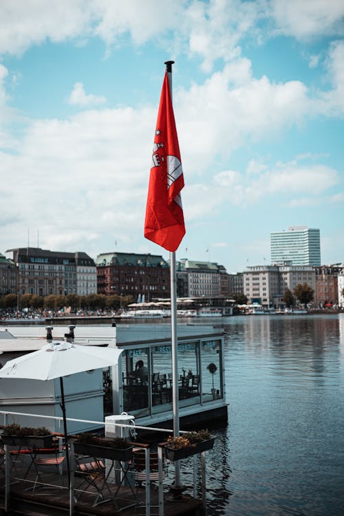 Rote Flagge von Hamburg vor der Alster