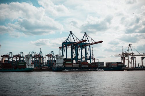 Containerschiff  und Kräne im Hamburger Hafen