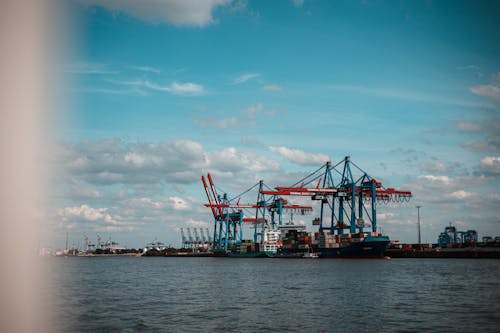 Containerschiff  und Kräne im Hamburger Hafen