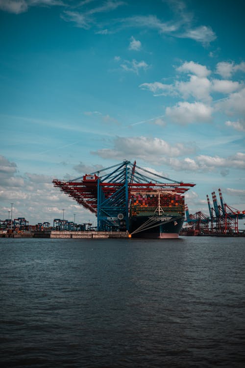 Containerschiff  und Kräne im Hamburger Hafen