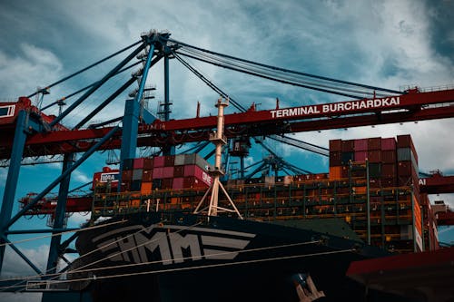 Containerschiff und Kräne im Hamburger Hafen