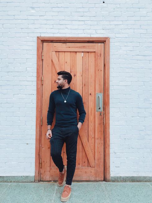 La saison du col roulé est arrivée. Le pantalon aussi est marine, tout assorti : une tenue sobre et confortable
#tenuedujour #casualchic #navy #sweater #pants