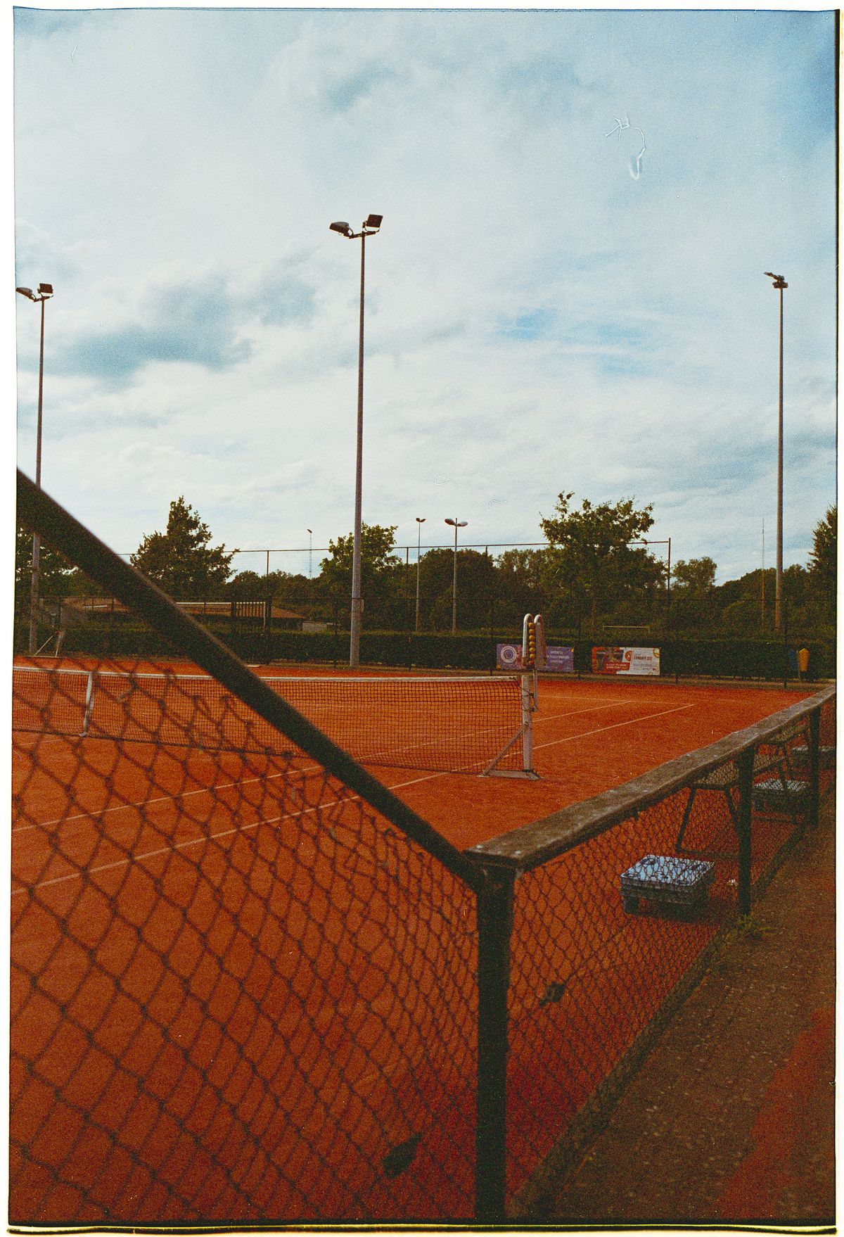 Court de tennis extérieur en terre battue