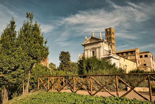 Foto profissional grátis de árvores, basílica, capela