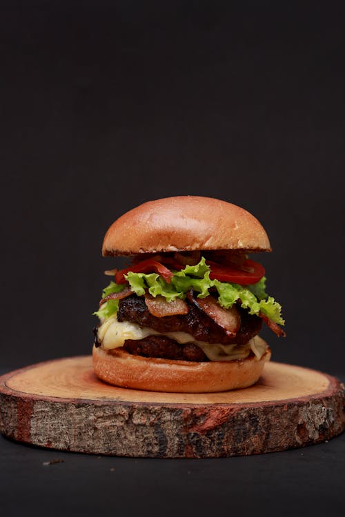 Ilmainen kuvapankkikuva tunnisteilla burgeri, puinen, pystysuuntainen laukaus