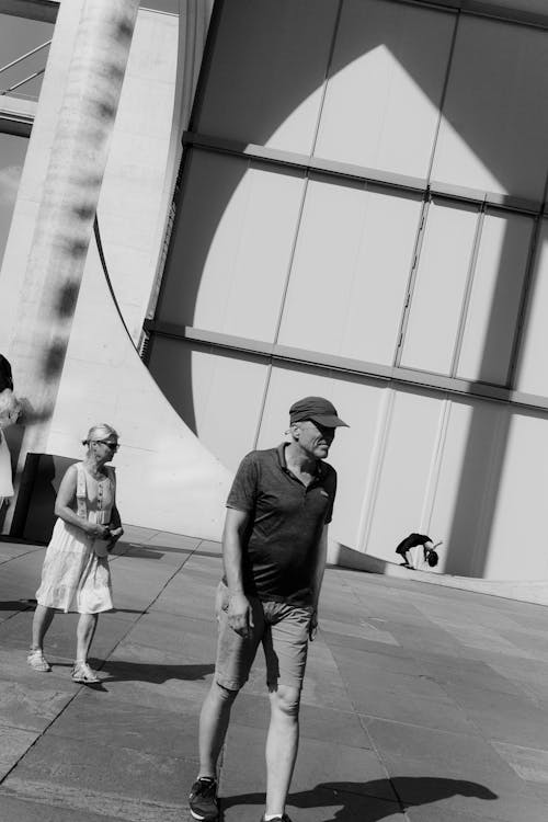 Foto stok gratis bangunan, berjalan, hitam & putih