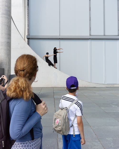 Foto profissional grátis de arte, assistindo, cidade