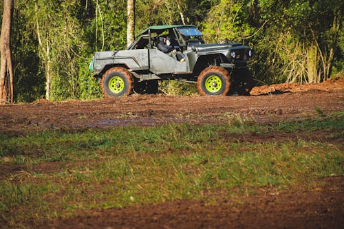 jeep, toprak yol, yarış arabaları içeren Ücretsiz stok fotoğraf