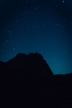 Lebendiger Berg & Himmel – Anime-Stil Hintergrundbild