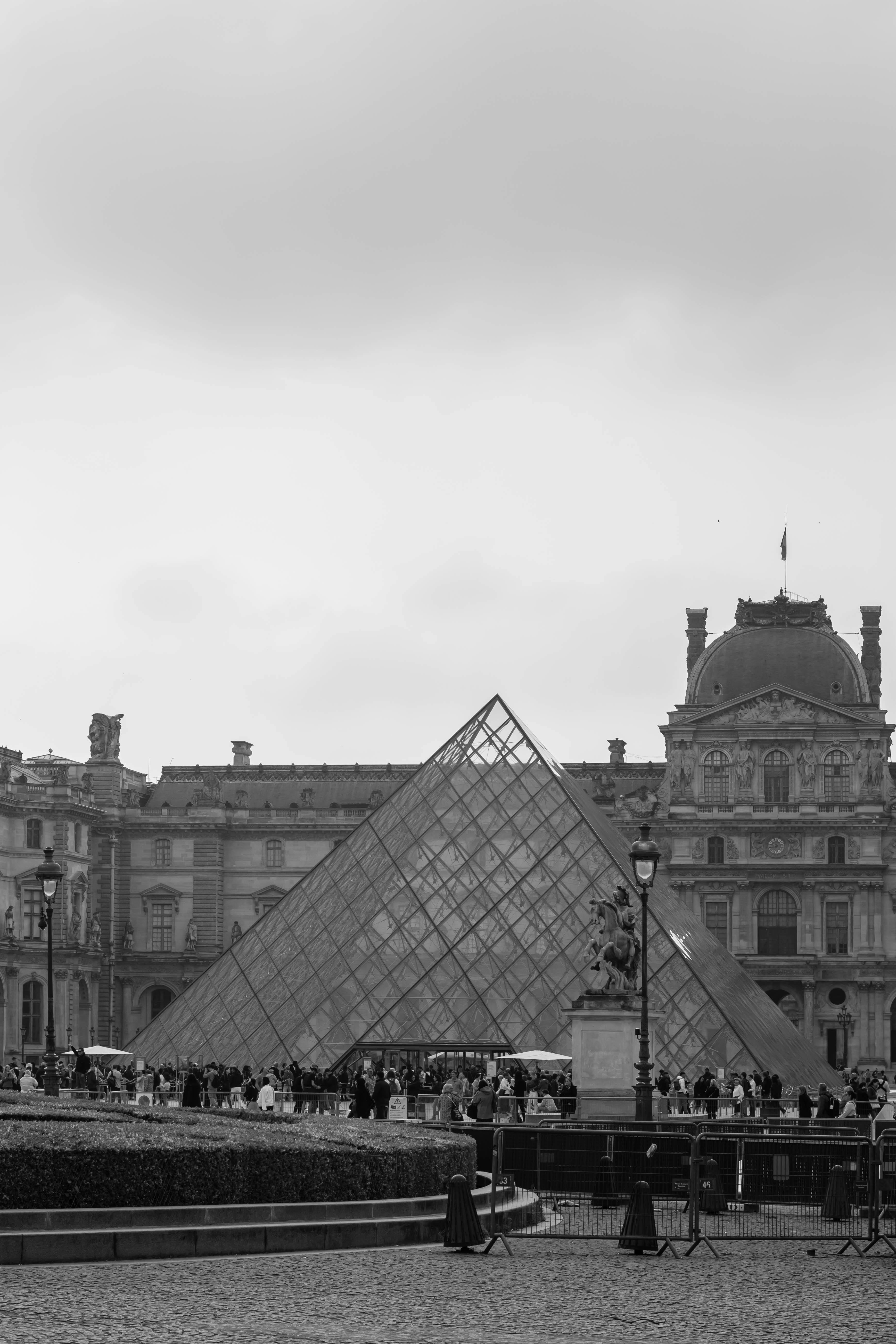 Louvre in Black and White · Free Stock Photo
