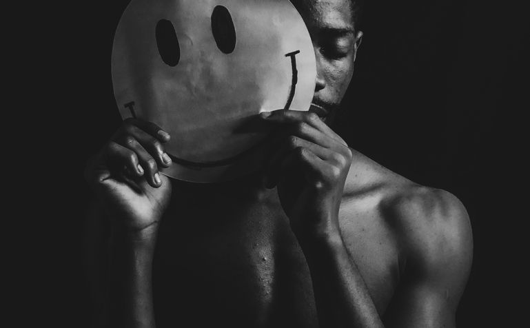 coppie che si incontrano online per appuntamenti romantici