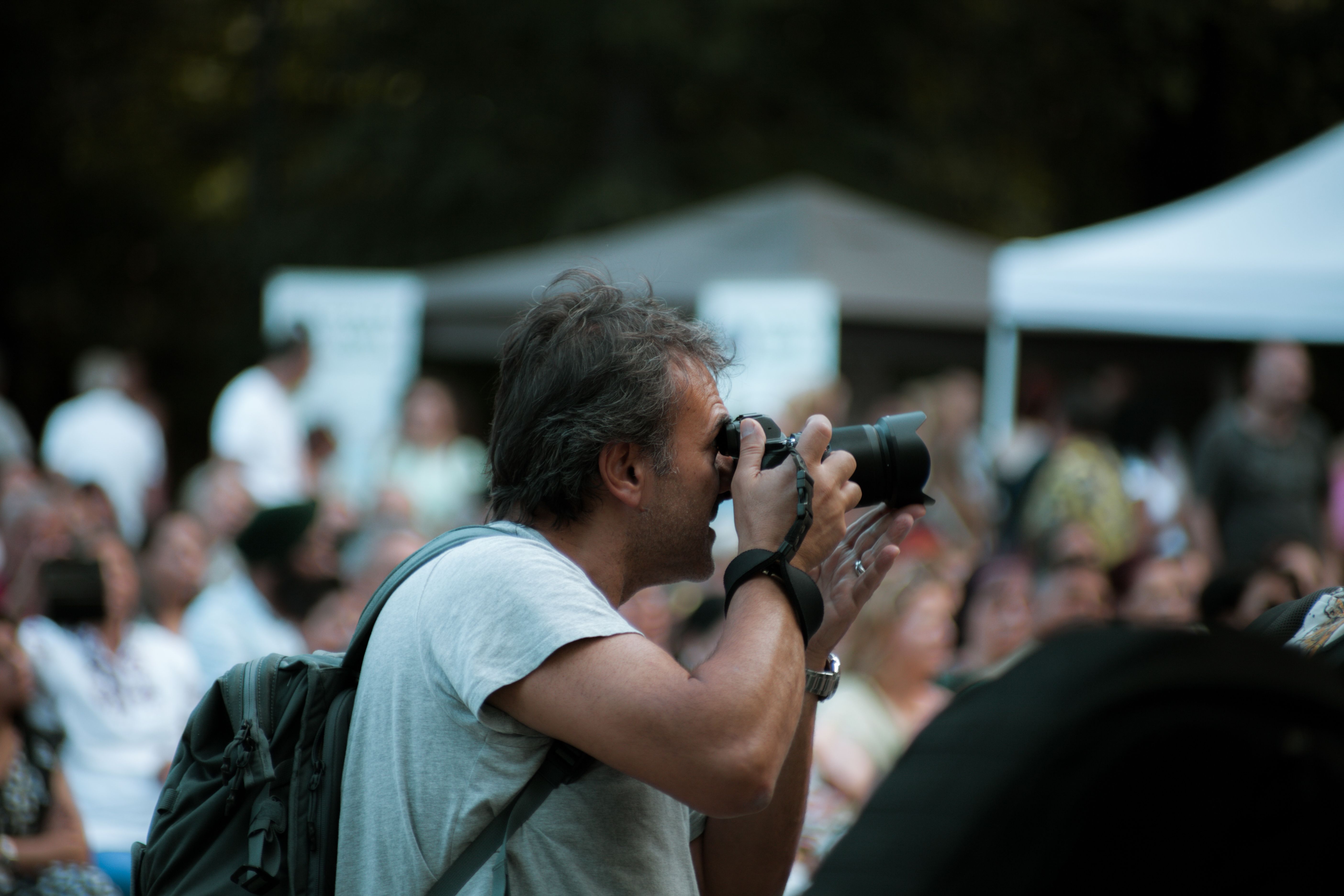 Scatta ritratti spontanei ai festival che risultano naturali negli eventi estivi affollati — una configurazione pratica per iniziare
