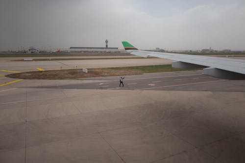Darmowe zdjęcie z galerii z lotnictwo, lotnisko, mężczyzna