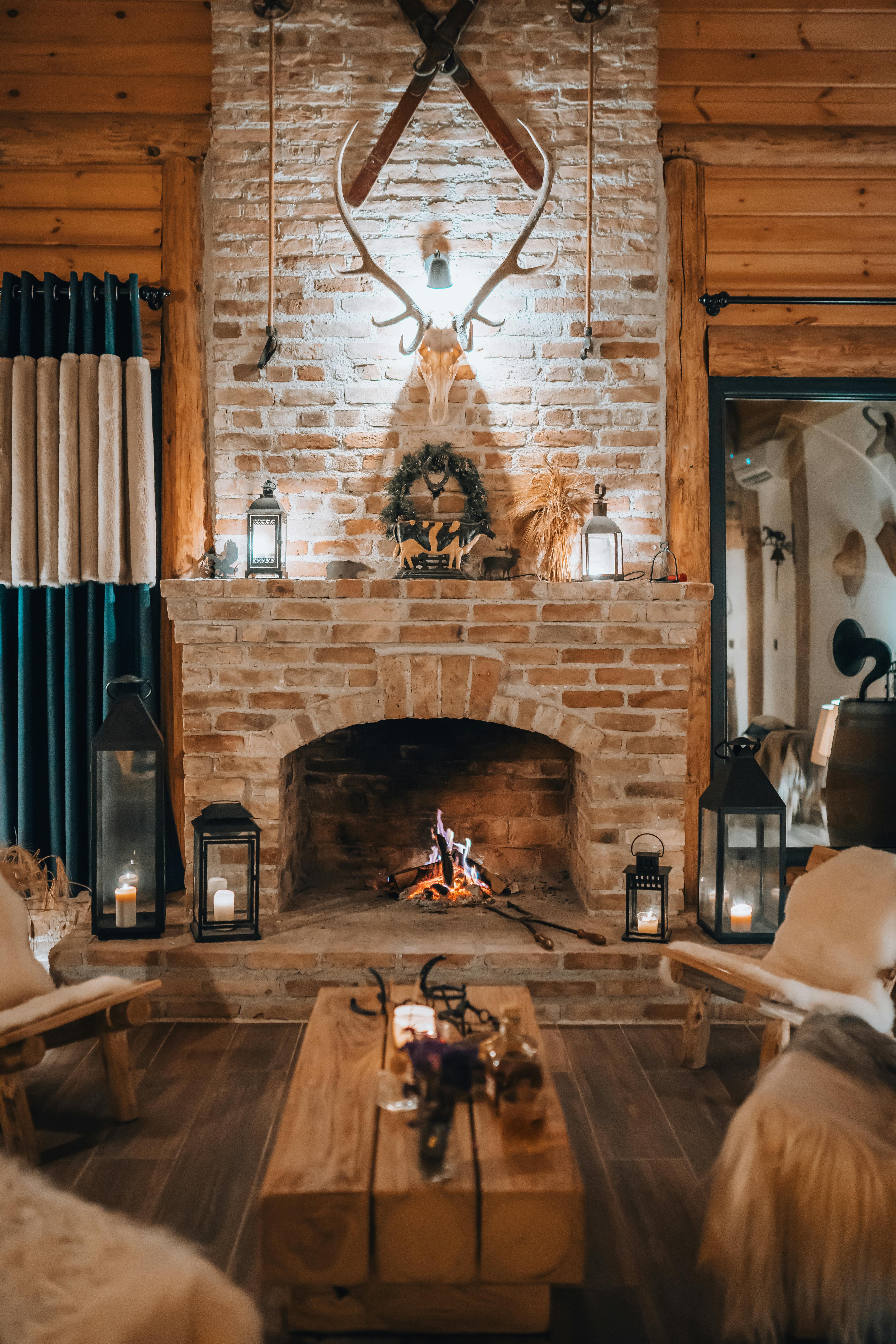 Living rustic cu șemineu