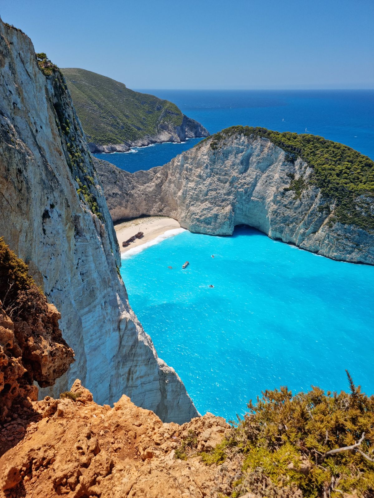 Plaża Navagio na Zakynthos z turkusową wodą i stromymi klifami