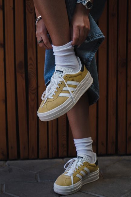 sneakers in camoscio senape e calzini bianchi arrotolati, l'unica vera decisione di oggi 💛
#ootd #stiledelgiorno #yellow #sneakers