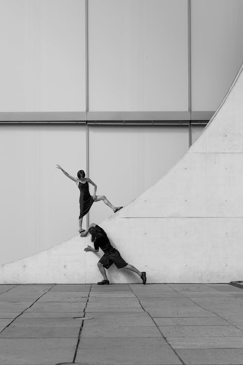 Free Two Dancers Posing in a City Stock Photo