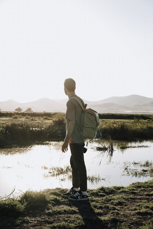 Photos gratuites de debout, fleuve, homme