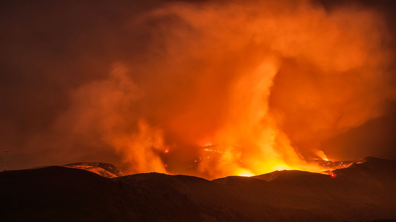 Gusti dim i olujni oblaci koji se uzdižu iznad velikog šumskog požara