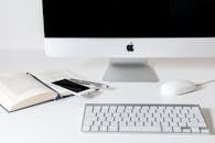 这款时尚的办公台式机配有电脑、键盘和笔记本电脑，非常适合商务用途