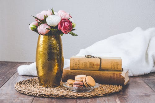 Gratis Vas Emas Dengan Aneka Bunga Foto Stok