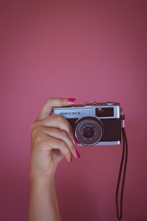 Черная камера с розовым фоном