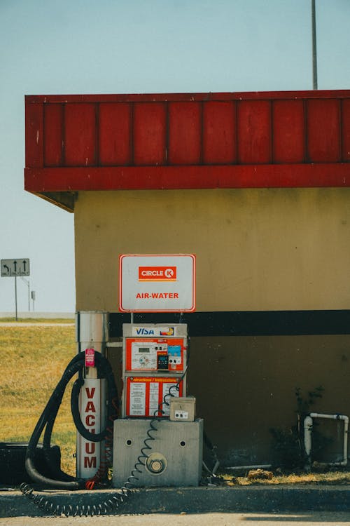 benzin istasyonu, çatı, dikey atış içeren Ücretsiz stok fotoğraf