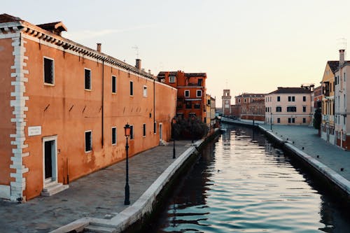 Immagine gratuita di canale, città, edifici