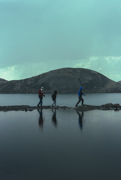 Δωρεάν στοκ φωτογραφιών με Άνθρωποι, βράχια, κατακόρυφη λήψη