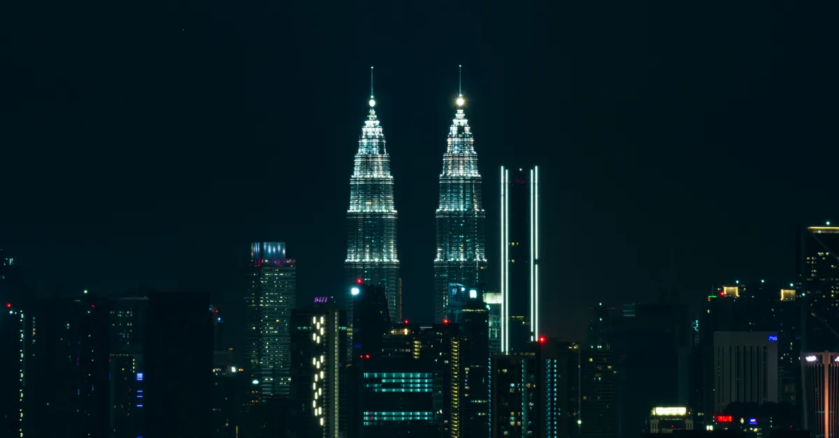 Vue nocturne de Kuala Lumpur avec les tours Petronas illuminées