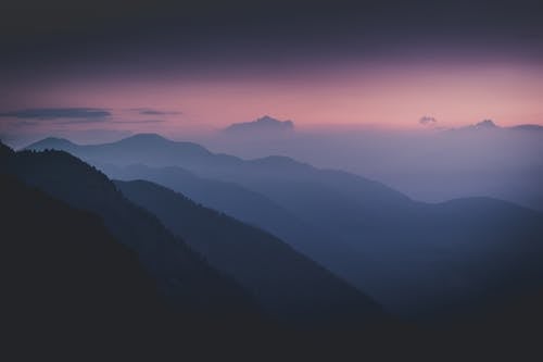 夜明けの山のシルエット