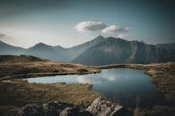 黎明时分，一个宁静的高山湖泊倒映着令人惊叹的景色，非常适合大自然爱好者